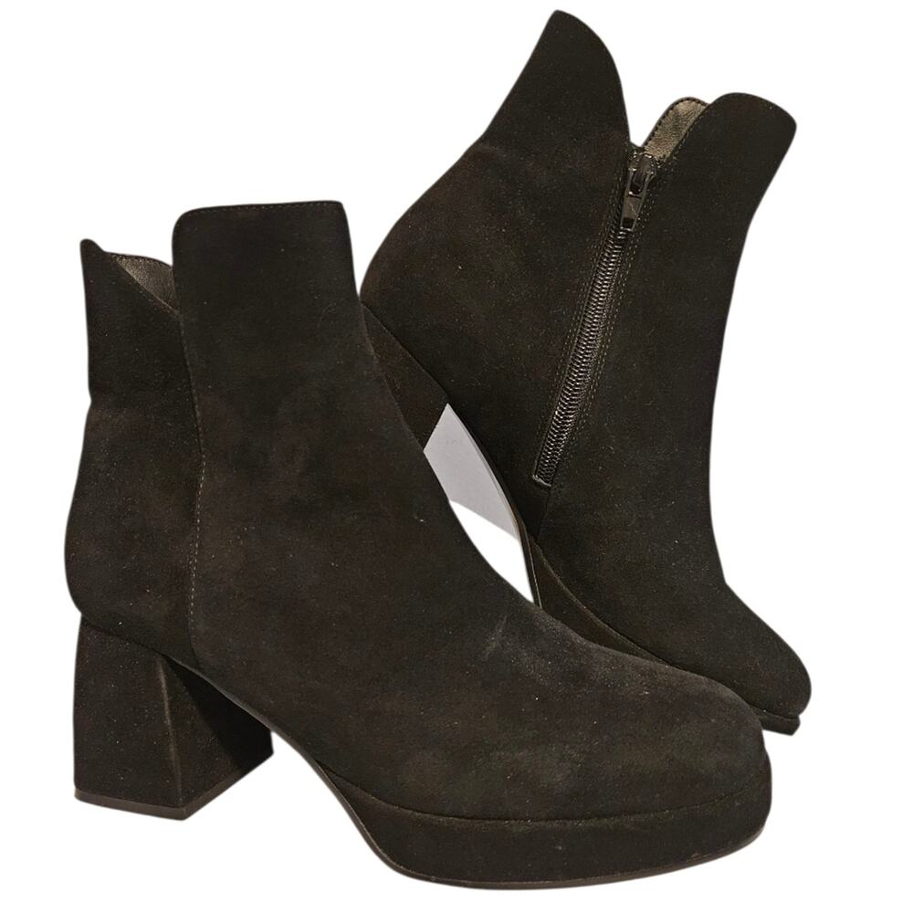 Woman's black suede VALSE ankle boot by VANELi size 7